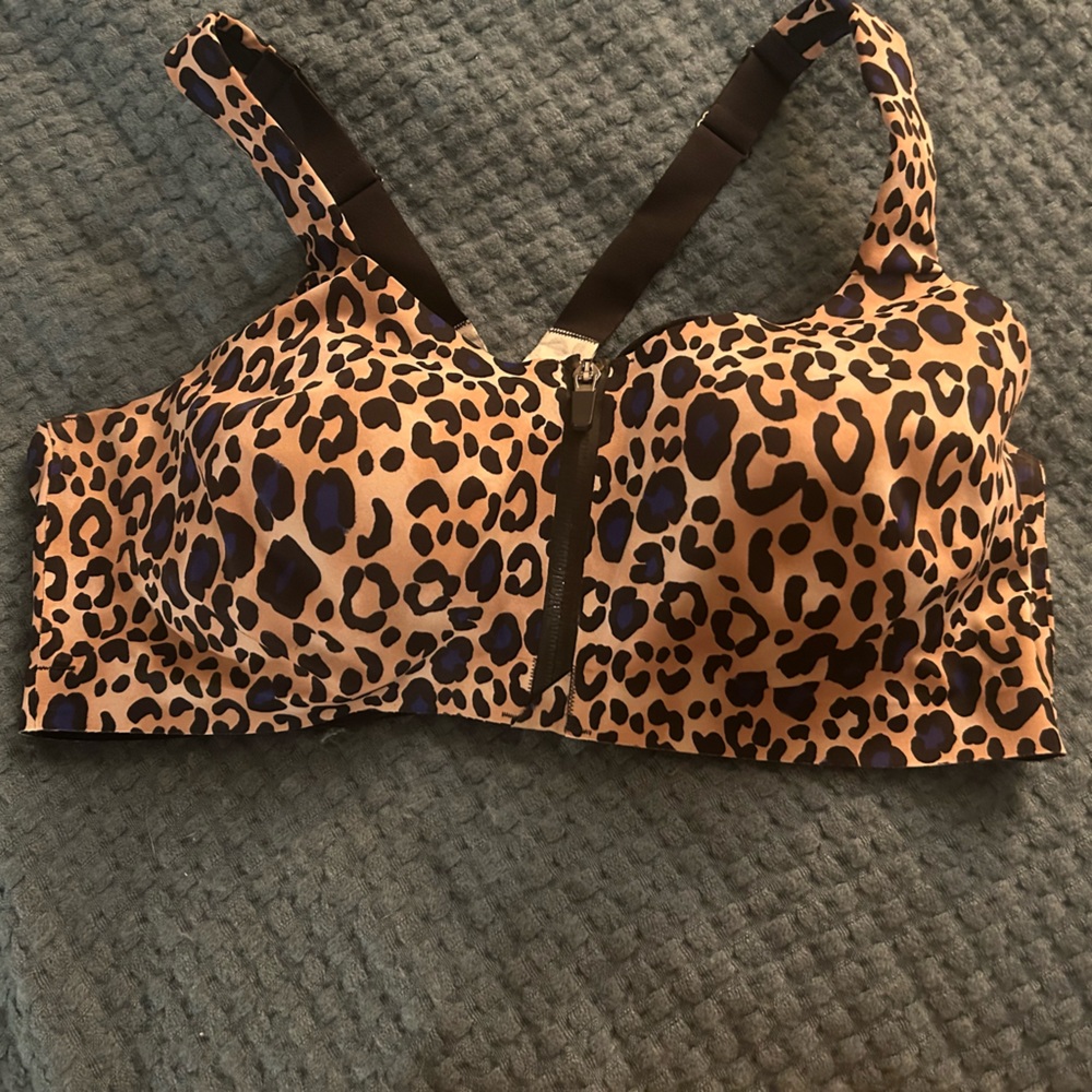 Victoria’s Secret zips sports bra, 38, DD